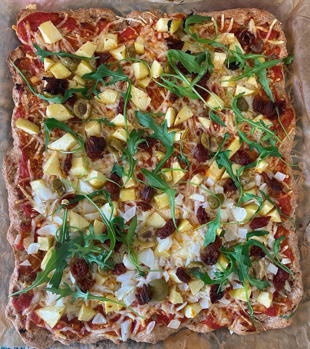 Pizza integral de espelta con manzana, rúcula y calabizo