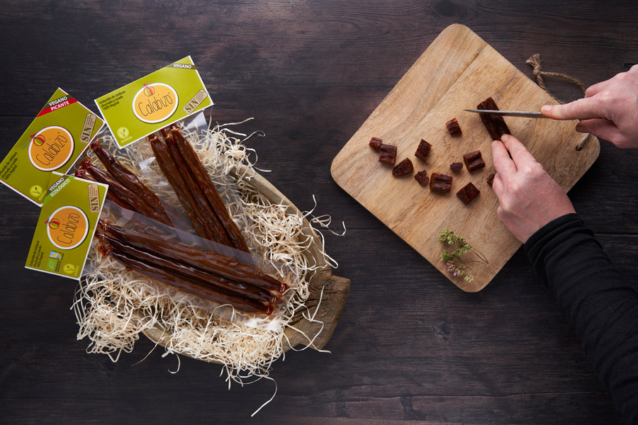 Regala una cesta de Navidad vegana llena de delicias saludables y sabrosas. Una opción original y consciente para sorprender a tus seres queridos estas fiestas.